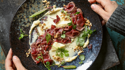 Rehrückencarpaccio - Im Zusammenspiel aus Vorbereitung in der Küche und dem heißen Grill an der frischen Luft entsteht mit Rehrücken-Carpaccio und getrüffeltem Pastinakenpüree ein echtes kulinarisches Highlight – auch im Winter!