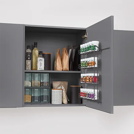 Praktisches Gewürzboard in der Türinnenseite sorgt für Übersicht und spart Platz für weitere Vorräte im Schrank.
