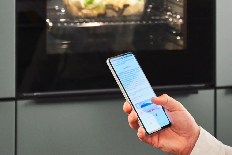 Sally-Backofen von Bosch mit Handy bedienen.