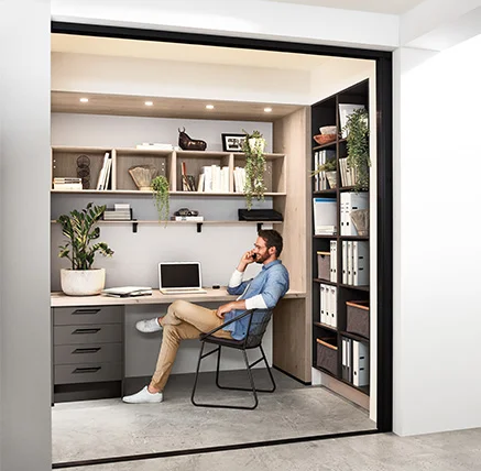 Homeoffice hinter Gleittür: Der perfekt integrierte Arbeitsplatz lässt sich bei Bedarf einfach schließen – für mehr Ordnung und Ruhe im Alltag.