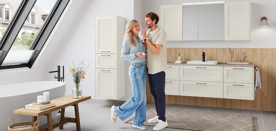 Pair in the bathroom with mirror cabinet and integrated wall cabinets - stylish and space-saving.