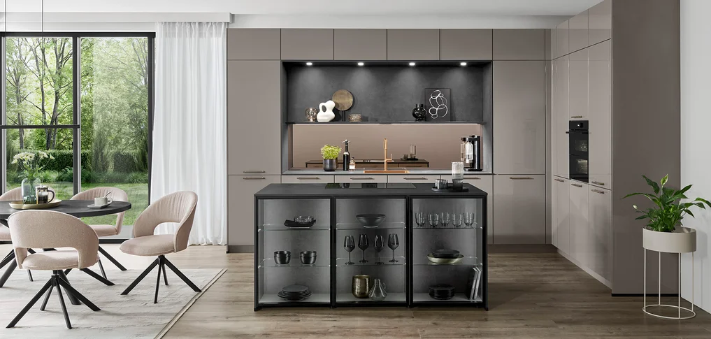 Prawdziwy lakierowany front NOVALUX 513 w kolorze taupe grey wysoki połysk - nowoczesny projekt kuchni ze stylową wnęką i szklaną szafką.