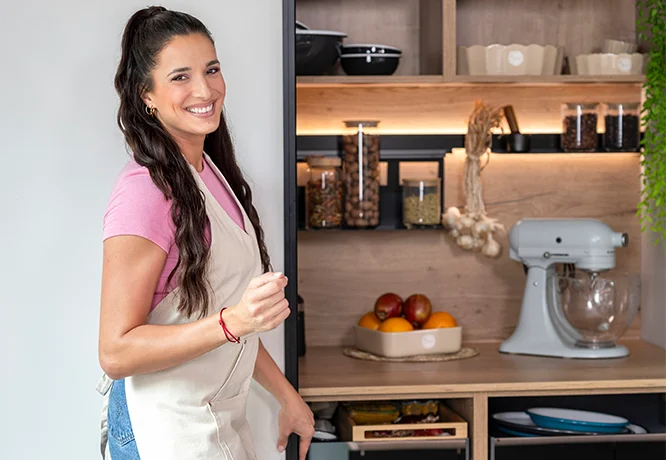 Moderne Küche mit elegantem Stauraum, warmem Lichtkonzept und durchdachter Innenausstattung. Das Bild zeigt, wie sich Funktionalität und wohnliches Design perfekt in den Küchenalltag integrieren lassen.