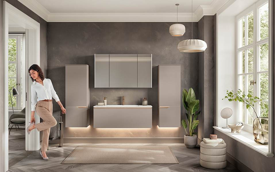 Badneuheit 2026: SENSO 483 in Macchiato Premium matt sorgt mit klaren Linien und warmer Farbgebung für moderne Wohlfühlatmosphäre.