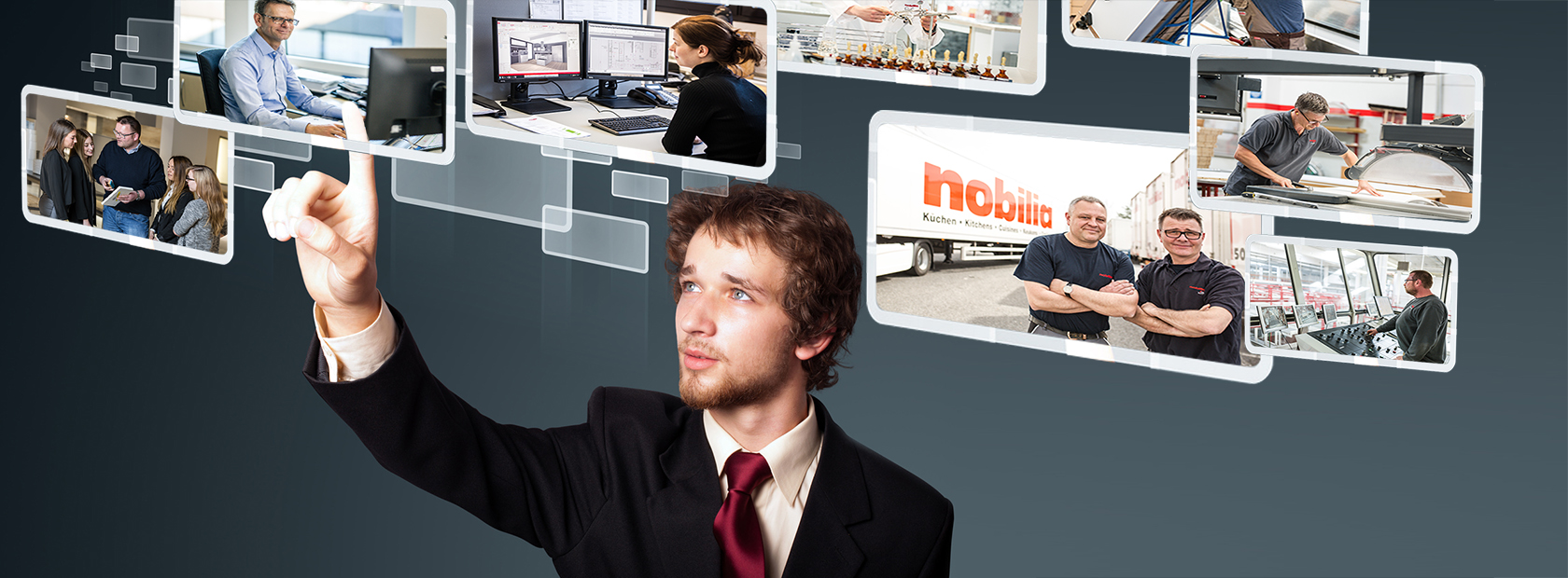 Mann wählt potenzielle Stellen bei nobilia auf Touchscreen.