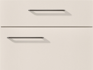 Zwei schlanke, moderne Schubladengriffe an einer minimalistischen beigen Schrankfront angebracht, die ein einfaches und sauberes Designästhetik darstellen.