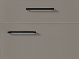 Moderne minimalistische Schubladenfronten in der Küche mit eleganten schwarzen Griffen vor einem neutralen Hintergrund, betonen klare Linien und zeitgemäßes Design.