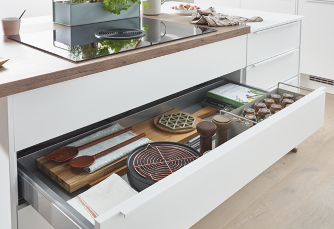 Espace de rangement maximal pour les ustensiles de cuisine dans le tiroir sous le dispositif aspirant pour table de cuisson BORA GP4