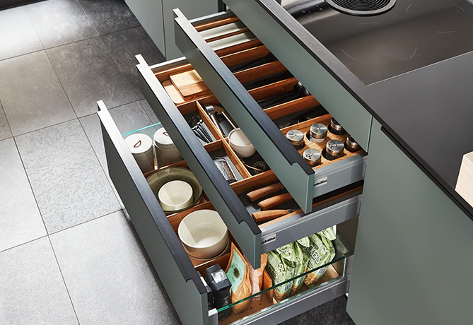 Organisieren Sie Ihre Küche mit unseren praktischen Ordnungssystemen.