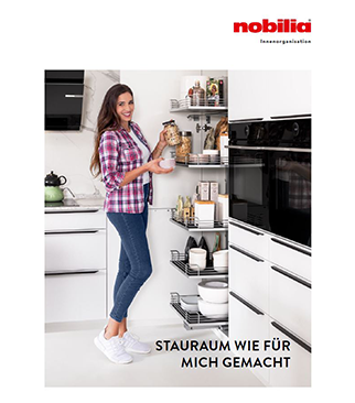 Eine lächelnde Frau steht in einer modernen Küche und greift in einen offenen Schrank, was die praktischen Aufbewahrungslösungen der Nobilia-Küchendesigns hervorhebt.