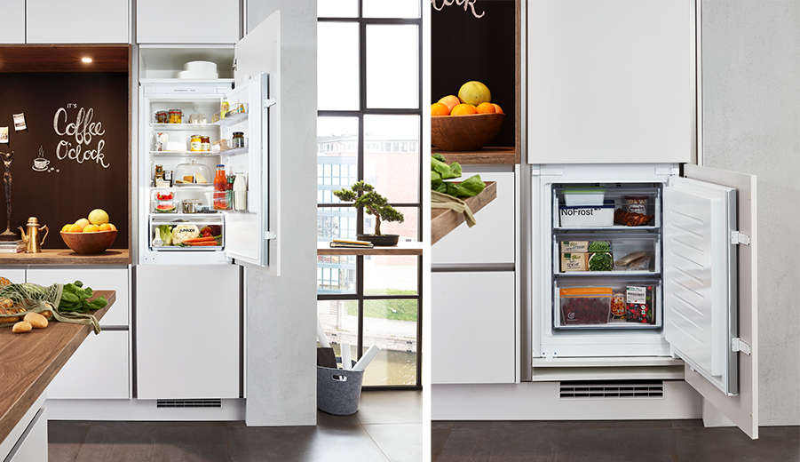 2 Fotos einer nobilia Küchenzeile im Detail, die einen JUNKER Kühlschrank und einen JUNKER Gefrierschrank mit NoFrost Fach zeigen,  beide sind geöffnet und mit Lebensmitteln befüllt
