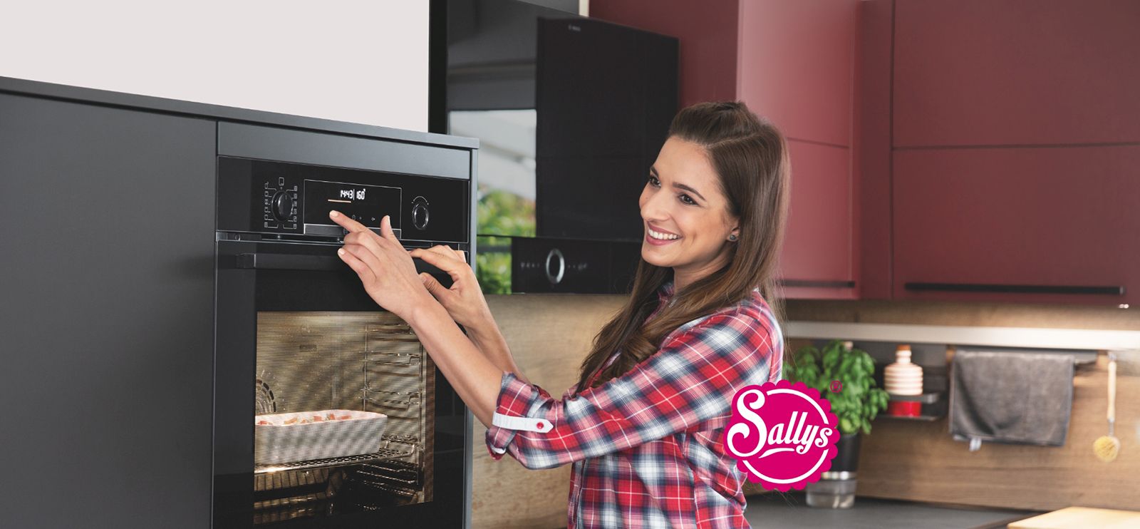 Eine lächelnde Frau benutzt einen modernen Mikrowellenherd und scheint begeistert von dem Gerät zu sein, in einer stilvollen Kücheneinstellung mit einer warmen Farbpalette.