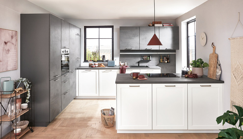 Kombinationen zwischen gemütlichem Landhausstil und modernen Materialien, wie Beton oder Steindekor holen die Natur in diese Küche. 