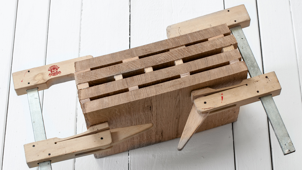 Messerblock aus Schnittholz - Das Besondere daran sind die rustikale Struktur und die naturbelassene Form des Holzes, die den Messerblock einzigartig machen.