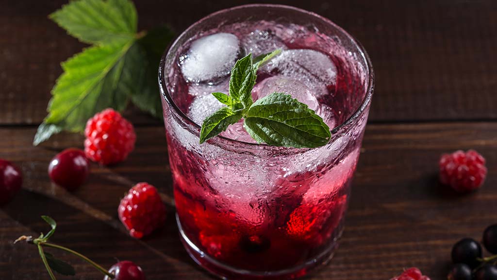 Fruity, delicious and refreshingly cool: make the most of the last few weeks of summer with a delightful Very Berry. Just a few steps in the kitchen, and you‘ll have a wonderfully refreshing drink full of berries and ice cubes in your hand.