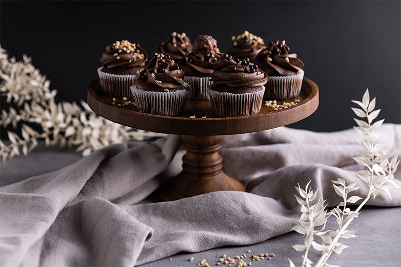 Cupcakes chocolat - Dans la cuisine nobilia de Sallys Welt, on prépare de délicieuses gourmandises, comme les cupcakes chocolat au Ferrero Rocher, aussi bons que beaux ! Avec la recette de Sally, ces petits gâteaux peuvent être facilement réalisés chez vous.