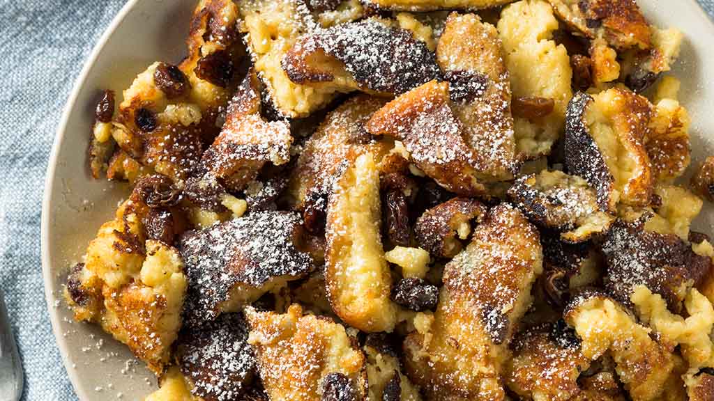 Kaiserschmarrn: Kaiserschmarrn ist auch in Ihrer heimischen Küche eine süße Versuchung für jeden Mitbewohner – und lässt sich mit unserem Rezept schnell und einfach zubereiten.