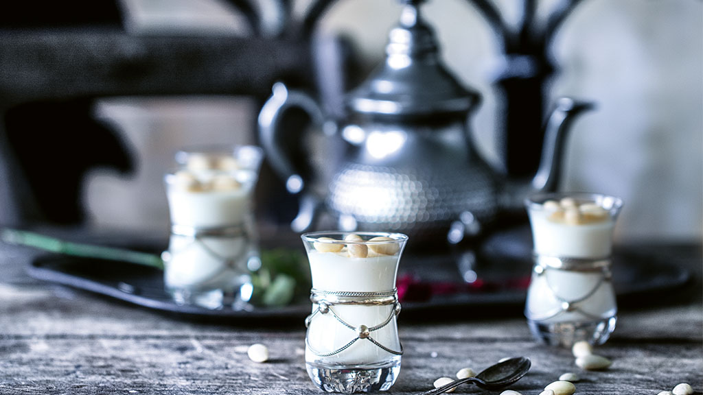 Exotische Muhallabia: Wir bedienen uns aus der orientalischen Küche und empfehlen Dir einen herrlich leckeren, arabischen Milchpudding. Muhallabia erhält seine einmalige Geschmacksnote unter anderem durch Orangenblütenwasser.