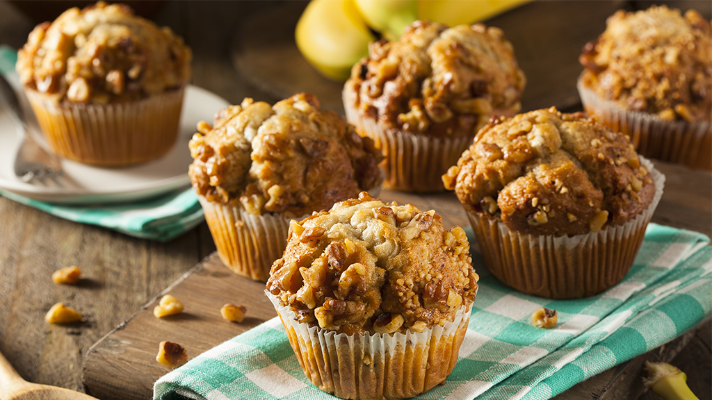 Bananen-Nuss-Muffins: Holen Sie Backformen und Zutaten aus dem Schrank und zaubern Sie sich gesunde Bananen-Nuss-Muffins herbei!