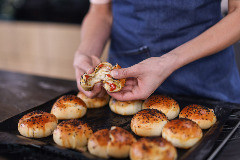 An easy snack, and a tasty treat for the whole family: the Pogaca rolls by @sallyswelt offer you a variety of taste experiences that will appeal to young and old alike. Filled with cheese, sucuk and pepper, they taste fabulous fresh from the oven!