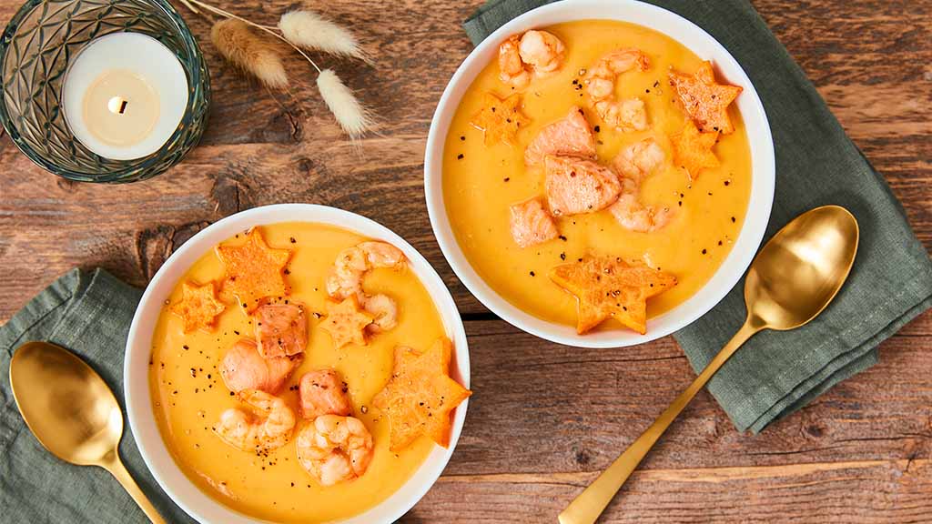 Cremige Süßkartoffelsuppe: Mit der Süßkartoffelsuppe von Dr. Oetker wärmst Du Dich auf und genießt ein herrlich cremiges Gericht mit knusprigem Lachs und gebratenen Garnelen.