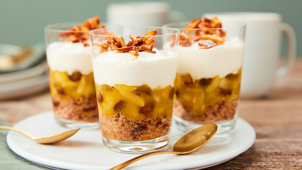 Bratapfel-Dessert: Das aromatische Bratapfel-Dessert mit Rum-Rosinen, Mandeln und Zimt in Quark-Mascarpone-Creme verzaubert Dich in einen Wintertraum.