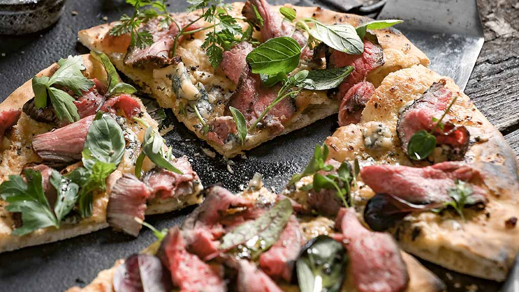 Meat from the barbecue combined with traditional Italian cuisine: a pizza topped with strips of flank steak promises the perfect liaison for a winter evening of indulgence.