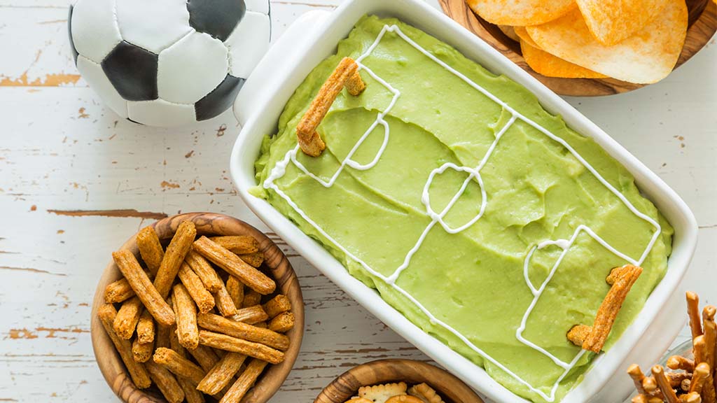 Le Mexique ne participe peut-être pas à l’EURO 2020, mais sa cuisine n’est jamais bien loin. Voici une idée de finger food à déguster en regardant un match de foot : le guacamole, un plat typique de ce pays. Verte, onctueuse et fruitée, cette sauce à base d’avocats est idéale pour accompagner un pain délicieux en ballon de foot.