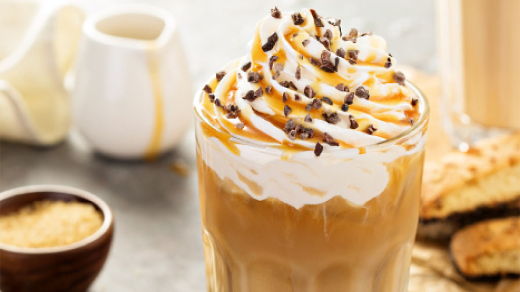 Klassischer Eiskaffee: Die leckere Kombination aus aromahaltigen Kaffeebohnen und eisiger Erfrischung ist im Sommer genau richtig. Dafür musst Du aber nicht ins nächste Café rennen, sondern kannst den Eiskaffee auch ganz einfach zuhause in Deiner Küche zubereiten.