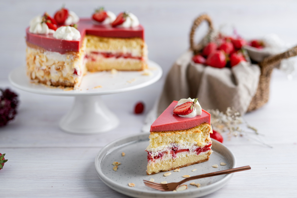 Fruity, sweet and delicious: just right for summer, sallyswelt brings you a dream of a cake with vanilla and strawberries, rounded off with a light-and-airy quark cream. A fabulously fresh taste experience – and really easy to conjure up!