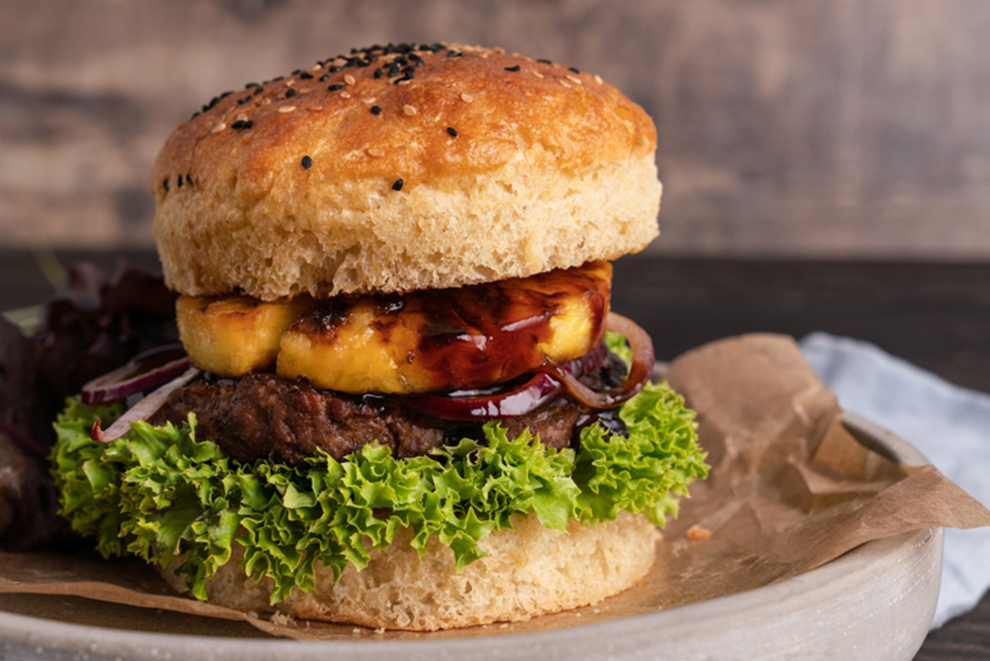 PERFECT FOR THE SUMMER: BURGER PATTIES REFRESHINGLY ROUNDED OFF WITH GRILLED PINEAPPLE