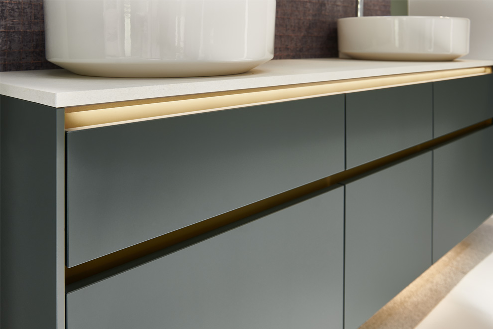 The Xtra Ceramic worktop 796 Concrete White reproduction combined with the Easytouch 964 mineral green ultra matt.