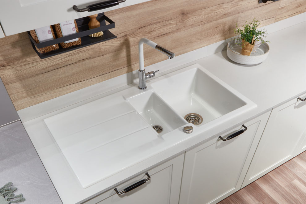 The Xtra Ceramic worktop 796 Concrete White reproduction combined with the Cascada 774 white.