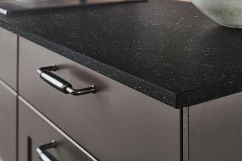 The Xtra Ceramic worktop 792 Belgian Blue Stone reproduction combined with the Nordic 786 slate gray matt.