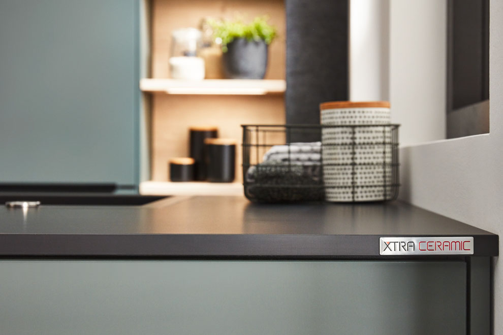 The worktop Plain Black combined with the ultra matt mineral green Easytouch 964.