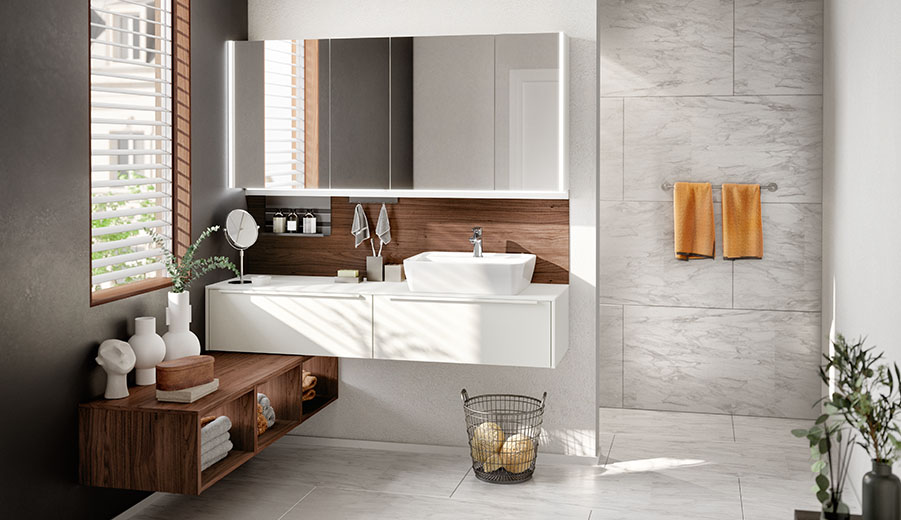 Modernes Badezimmerinterieur mit elegantem weißen Waschtisch, Holzakzenten und natürlichem Licht, das durch horizontale Jalousien fällt und eine ruhige und stilvolle Atmosphäre schafft.