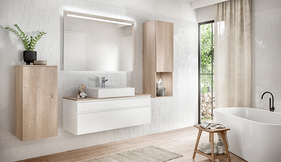 Modernes Badezimmer-Interieur mit einem minimalistischen Waschtisch, einem großen Spiegel, einer freistehenden Badewanne und natürlichen Holzakzenten, die einen ruhigen und stilvollen Raum schaffen.