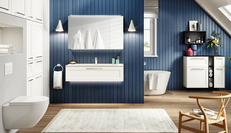 Modernes Badezimmer mit marineblauen Wänden, weißen Armaturen, schwebendem Waschtisch, freistehender Badewanne und Holzakzenten für eine Mischung aus zeitgenössischem und gemütlichem Stil.