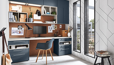 Modernes Home Office mit Front Easytouch 966 in Fjordblau ultramatt, durchdachtes Stauraumkonzept mit offenen und geschlossenen Elementen, integrierter Arbeitsplatz mit Korkwand zur Organisation.