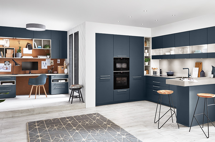 Kombinierte Wohnlösung mit Küche und Home Office in Front Easytouch 966 Fjordblau ultramatt, moderne U-Küche mit integrierten Arbeitsbereichen, klarer Linienführung und gemütlicher Atmosphäre.