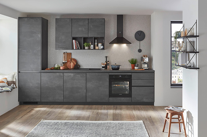 Moderne Küchenzeile mit Front Laser 463 in Schwarzbeton Nachbildung, minimalistisches Design mit klarer Linienführung, matten Oberflächen und integrierten Elektrogeräten in einem hellen, wohnlichen Ambiente.