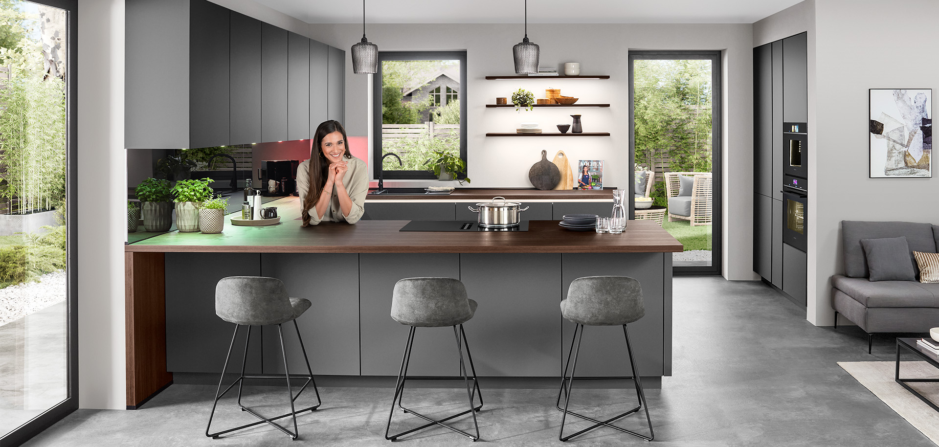 Die Front SENSO 491 in Schiefergrau Premium Matt bringt moderne Eleganz in die Küche und überzeugt durch ihre samtig matte Oberfläche. In dieser stilvollen Küche trifft zeitloses Design auf Funktionalität – und Sally zeigt, wie gemütlich und einladend der Mittelpunkt des Zuhauses sein kann.