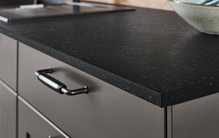 Die Front Nordic 786 präsentiert sich im klassischen Landhausstil und bringt mit ihrer dezenten Rahmenoptik wohnliche Eleganz in die Küche. Der Metallgriff in Schwarz Anthrazit gebürstet (210) ergänzt das Design harmonisch und verleiht dem Gesamtbild einen charmanten Akzent mit modernem Touch. Die Kombination wirkt authentisch und stilvoll zugleich.