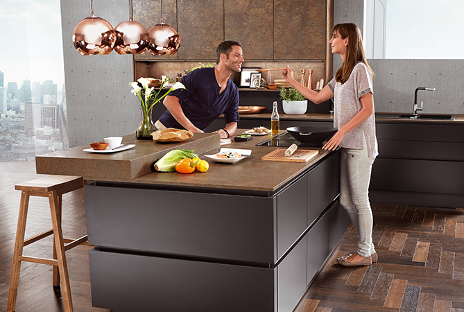 Die grifflose Küche mit der Front Touch 340 in Schwarz supermatt kombiniert modernes Design mit einer angenehmen Haptik. Die matte Oberfläche wirkt besonders edel und reduziert Reflexionen. Dank des puristischen Erscheinungsbilds entsteht eine ruhige und stilvolle Atmosphäre, die zum Verweilen einlädt.