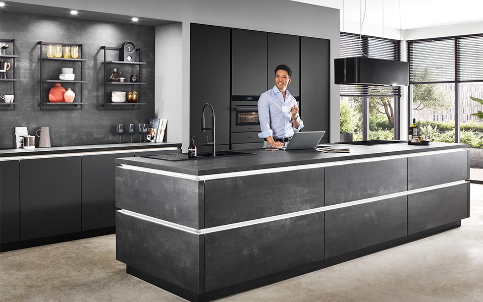 Die Front LASER 463 in Schwarzbeton Nachbildung bringt urbanes Flair und moderne Architektur in die Küche. Die strukturierte Betonoptik wirkt cool und kraftvoll und lässt sich wunderbar mit mattschwarzen Akzenten und offenen Regalen kombinieren. Perfekt für alle, die ein klares Statement setzen möchten.