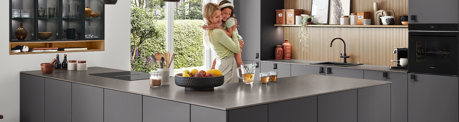 Die Front SENSO 491 in Schiefergrau Premium matt bringt stilvolle Ruhe und moderne Eleganz in diese Küche. Die samtige Oberfläche unterstreicht das edle Erscheinungsbild und harmoniert perfekt mit der klaren Linienführung der Küchenelemente. Ideal für ein wohnliches Ambiente mit Charakter.