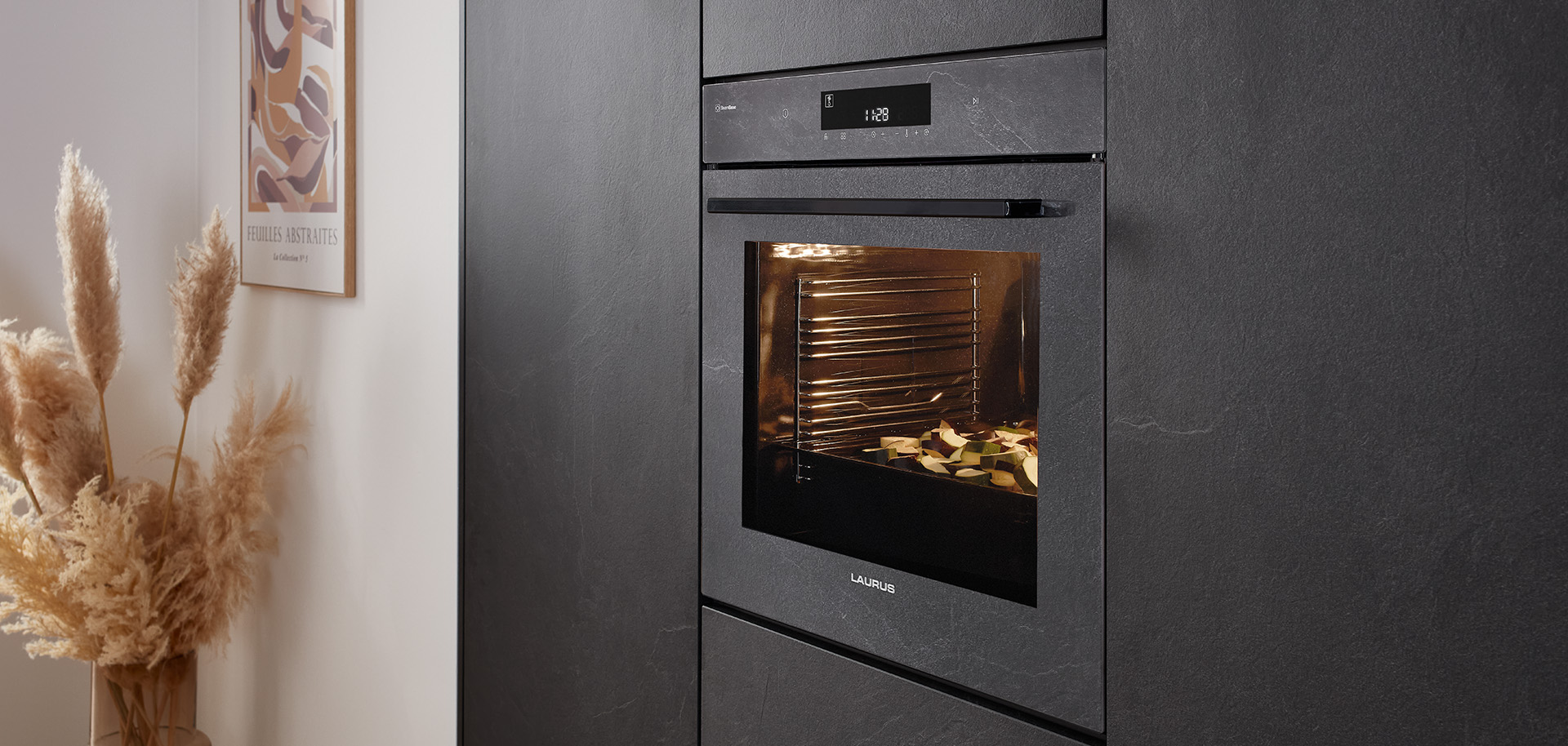 Laurus Backofen elegant integriert in nobilia Küche mit Front Stoneart 303 in Grauschiefer Nachbildung farblich abgestimmt für ein modernes harmonisches Küchendesign