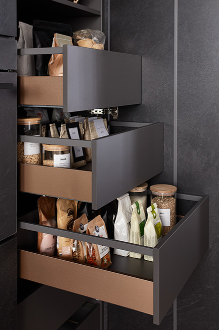 nobilia nBOX Schubkastensystem mit edlem Bronze Profil Cover in moderner Innenorganisation für Vorräte und Küchenutensilien passend zur Front Stoneart 303 in Grauschiefer Nachbildung mit hochwertiger geradliniger Ästhetik für maximalen Stauraum