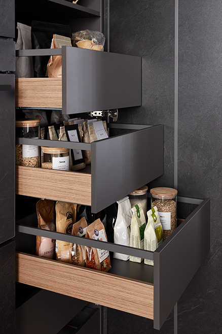 nobilia nBOX Schubkastensystem mit Holz Profil Cover in natürlicher Eicheoptik für moderne Innenorganisation in der Küche passend zur Front Stoneart 303 in Grauschiefer Nachbildung mit durchdachter Aufbewahrung für Vorräte und Küchenutensilien