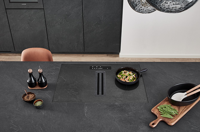 nobilia Xtra Hob Kochfeld mit integriertem Dunstabzug in Arbeitsplatte und Front Stoneart 303 Grauschiefer Nachbildung – nahezu unsichtbar durch einheitlichen Farbton – modernes Küchendesign mit smarter Technik